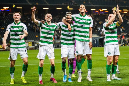 Bintang sepak bola Celtic berinteraksi dengan penggemar.