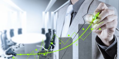 【交易生态链】2025年10月31日顶级视角：原油直播室波动，如何沿着“化工-航运-消费”链条，最终传递至A股指数与你的基金？